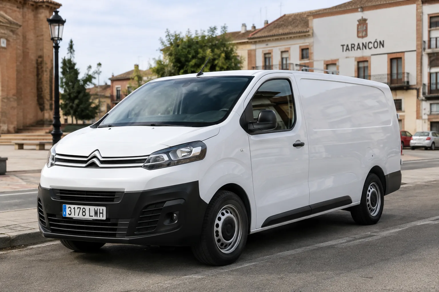 Citroën Jumpy XL de carga vista en tres cuartos delantero, estacionada en un entorno urbano de Tarancón, con la carrocería completa y sus proporciones de furgoneta mediana claramente visibles.